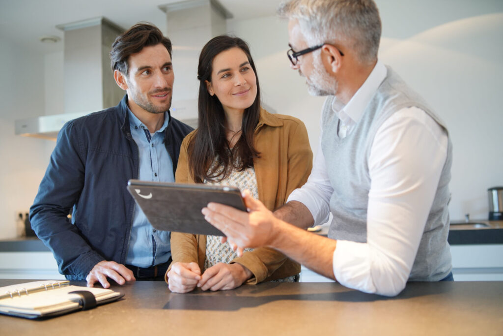 couple avec un agent immobilier Casavo